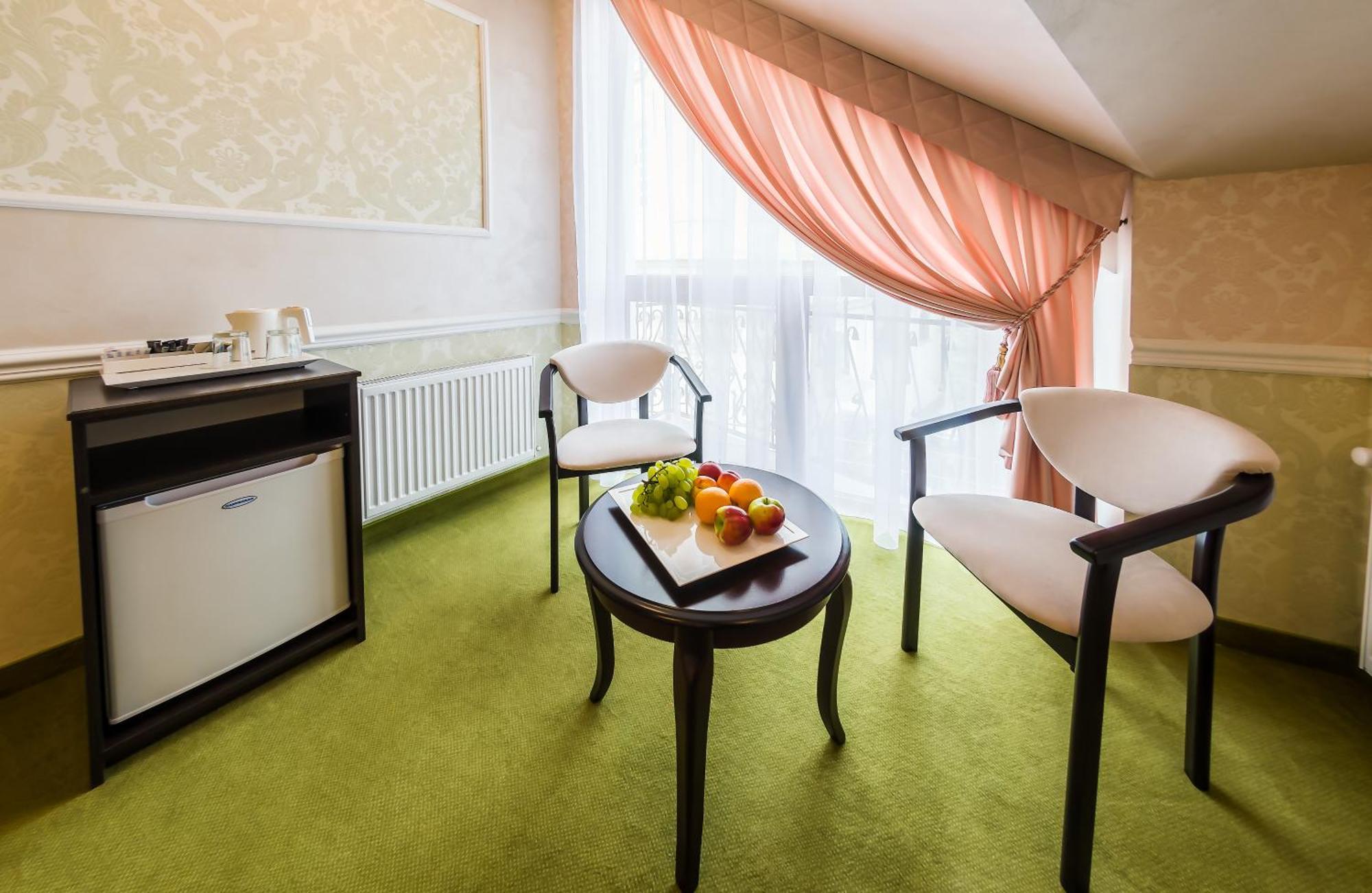 Franz Hotel Ivano-Frankivsk Buitenkant foto