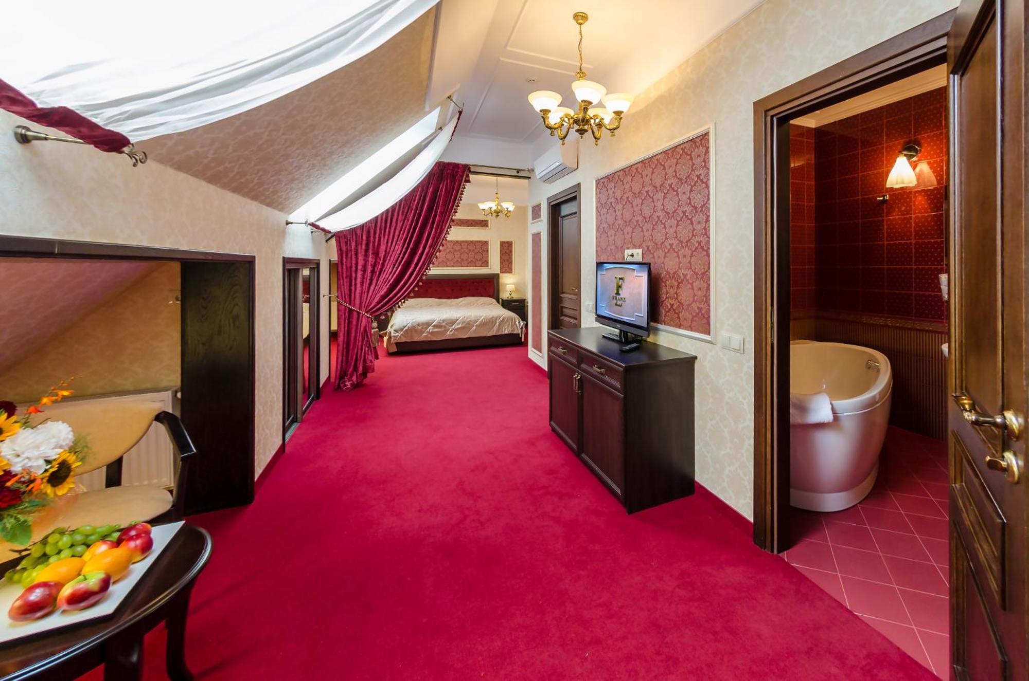 Franz Hotel Ivano-Frankivsk Buitenkant foto
