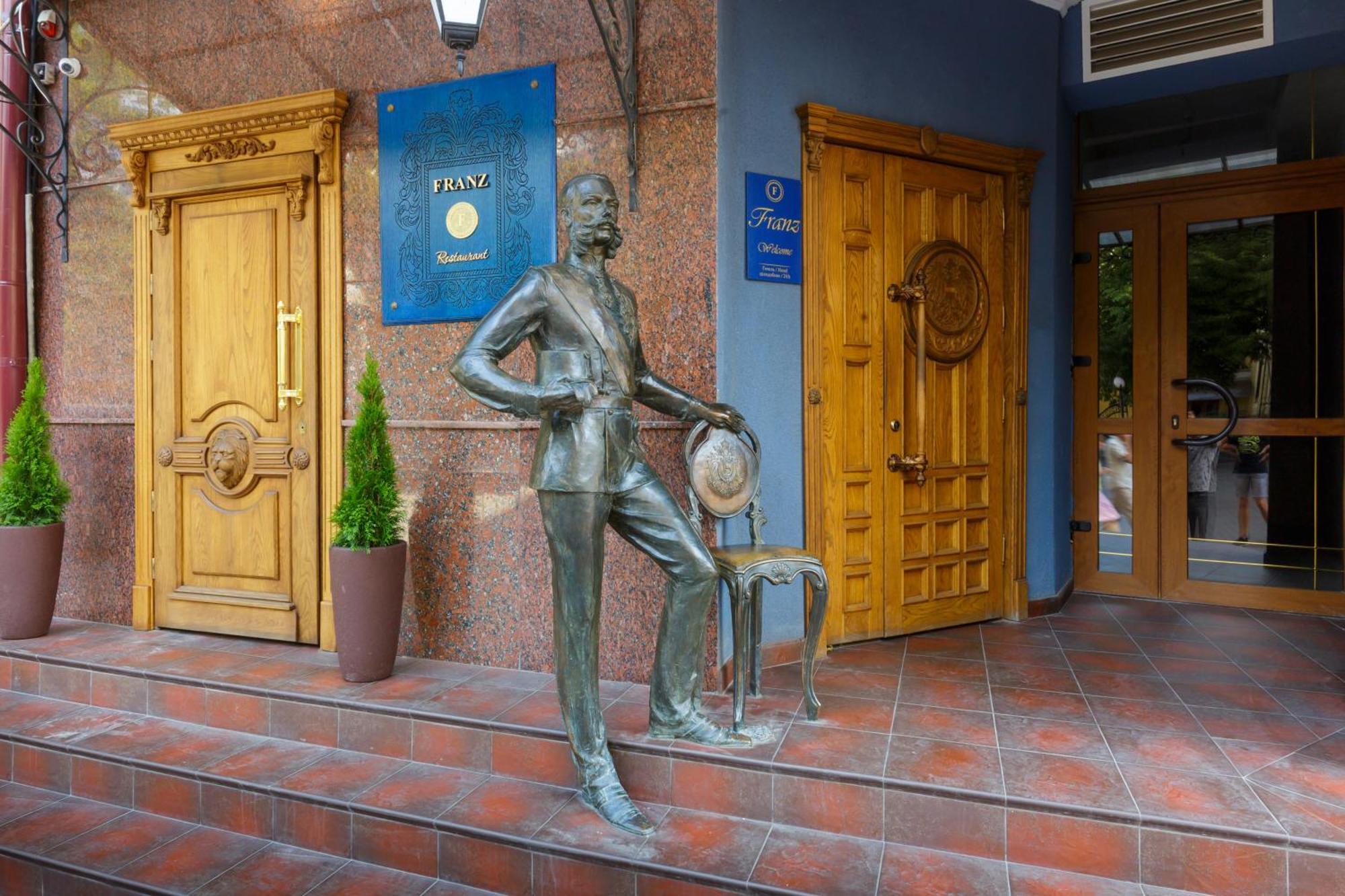 Franz Hotel Ivano-Frankivsk Buitenkant foto